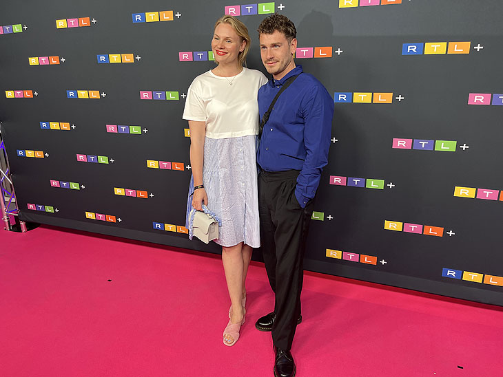 Aron Lehmann und Rosalie Thomass und Aron Lehmann auf dem Roten Teppich  bei der RTL+ Fiction Party am 25.06.2022 im Lucky Who (©Foto: Martin Schmitz)